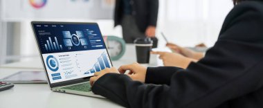 İş veri paneli, pazarlama stratejisi planlaması için iş zekası analizi sunar. Müşteri taleplerini analiz etmek ve iş dünyasının geleceğini önceden görmek için büyük veriler sunulur.