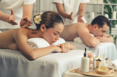 Kafkas çift müşterisi stres önleyici spa masajının keyfini çıkarıyor ve lüks otel veya oteldeki gündüz açık hava ortamında güzellik teniyle eğleniyor. Sessiz.