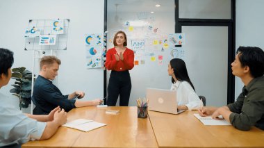 Genç ve güzel lider pazarlama stratejisini sunarken, uzman yatırımcı ve proje yöneticisi de şirket kurma toplantısında iş performansını analiz etmek için konferans veriyor. Tertemiz..