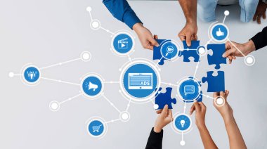 Çeşitli eller, dijital reklam manzarasını temsil eden bulmaca parçalarını bir araya getirmek, takım çalışmasını ve bağlı bir pazarlama stratejisinde yenilikleri göstermek için işbirliği yaparlar. Dostluk