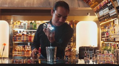 Asyalı barmenin karışık kokteyl likörünü likör karışımına katması, özel reklamı yaratıcı, canlandırıcı, bar lüksünde canlandırıcı bir vitrin haline getiriyor. Vinosity.