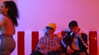 İspanyol dansçıya bakan farklı bir arkadaş sokak dansı yapıyor. Evde ya da partideki performansını destekleyen mutlu bir adam sandalyeye oturmuş gündelik kıyafetleriyle çok kültürlü bir sanatçı. Mutluluk.