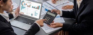 İş zekası ve veri analizi kavramı. Analizci ekibi laptop ekranında finansal veri analizi üzerinde çalışıyor. Etkili iş stratejik planlama için pazarlama göstergesi olarak. İçgörü