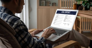 Dijital yasal sözleşme, gelecekteki iş anlaşmalarının imzalanması için gerekli koşulları ve şartları bilgisayar ekranında sunar.