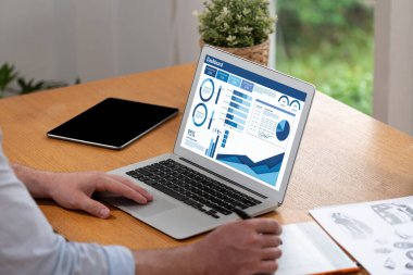 İş veri paneli, pazarlama stratejisi planlaması için iş zekası analizi sunar. Müşteri taleplerini analiz etmek ve iş dünyasının geleceğini önceden görmek için büyük veriler sunulur.