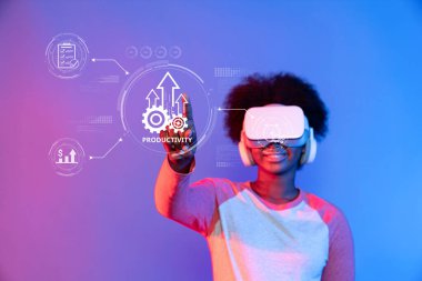 Sanal gerçeklik kulaklığı içindeki genç bir insan, çağdaş çalışma ortamlarında ve yenilikçilikte üretkenlik araçlarının yükselişini sembolize eden fütüristik grafiklerle etkileşim içindedir. XDMCP