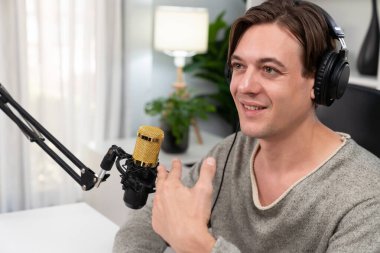 Sunucu kanalı, gülümseyen akıllı yayıncı kaydı, senaryosu ve akıllı telefonuyla sosyal medyada sohbet programı, kulaklık takarak modern ev stüdyosundaki video flamalarını kaydediyor. Bireysel.