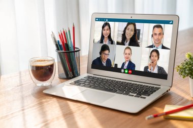 İş dünyasından iş adamlarının modern sanal grup toplantısı için video konferansındaki iş adamları