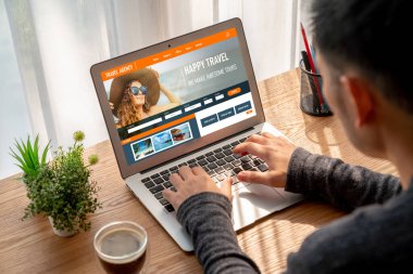 Model arama ve seyahat planlama için internet sitesi uçuş, otel ve tur rezervasyonları için anlaşma ve paket sunuyor