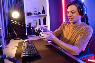 Kontrol kumandalı akıllı oyun flamasının tadını çıkarın. Modern teknoloji siber aydınlatma odasındaki yetenekli oyuncularla akıllı telefon reklamı üzerinden canlı yayın yapın. Bireysel.