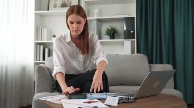 Kadın internet pazarından gelen borç yığınını modern yaşam tarzı olarak hesaplıyor ve prim siber güvenlik yazılımı tarafından korunan cüzdandan çevrimiçi ödeme için kredi kartı kullanıyor