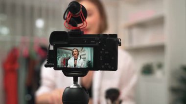 Arka görünüm kamera ekran etkileyicisi canlı yayın video görüntüleme makyaj prim sosyal medya veya blog çekim. İnternetteki pazarlama kaydı için kozmetik stüdyosu ışıklandırması olan kız.