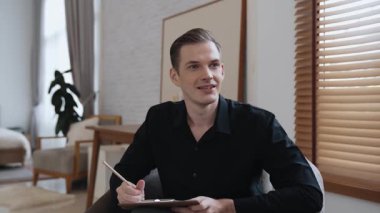 Psikolojik konsültasyon zihinsel problemde iyileşme kaydediyor, genç hasta terapi seansında, psikiyatrist de akıl hastalıkları konusunda tanı koyuyor. Zihinsel tedavi seansı. Düzenle