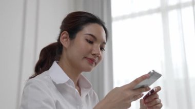 Kadın alışverişi ya da internet pazarında online ödeme modern yaşam tarzı için satılık eşyalar arıyor ve canlı siber güvenlik yazılımı tarafından korunan cüzdandan çevrimiçi ödeme için kredi kartı kullanıyor