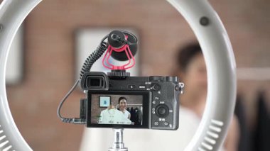 Arka görünüm, kamera ekranında kadın nüfuzunu gizler. Video görüntüleme, video görüntüleme, giysi, sosyal medya ya da blog. Canlı yayın için canlı stüdyo ışıklandırması olan kız canlı yayın pazarlama kaydı