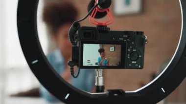 Kamera görüntüsü, kadın nüfuzlu kaydedici canlı yayın video görüntüsü, makyaj, sosyal medya ya da blog. Çevrimiçi pazarlama yayını için kozmetik stüdyo ışıklandırması olan kız.