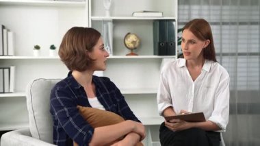Mutlu hasta ve psikolog klinikte olumlu duygularla zihinsel sağlık sohbetlerini paylaşırken aynı zamanda klinikteki psikologlara başarılı bir iş ve hayatı açıklıyorlar.