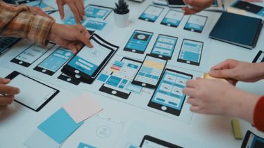 Dijital tasarım üzerinde işbirliği yapan, prototip ekranları ve çizimleri gösteren, beyin fırtınası ve kullanıcı deneyimi için yenilikçi fikirleri teşvik eden yaratıcı bir çalışma alanı. SACTR