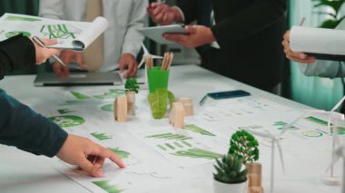 Bir grup iş adamı üretken bir strateji toplantısına katılıyor, çizelgeleri analiz ediyor ve modern ofis ortamında yenilikçi fikirleri tartışıyorlar. SACTR