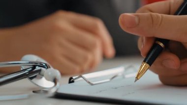 Hasta klinikte ya da hastane ofisinde doktor randevusuna gidiyor. Hastaların nabzını kontrol etmek için steteskoplu sendrom kayıtları yapılırken doktor semptomları inceler ve teşhis eder. Panorama. Katı.