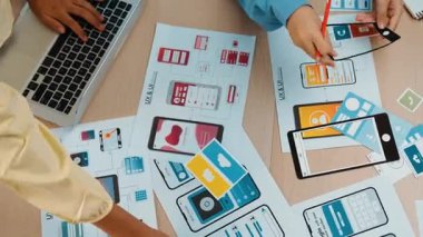Mobil uygulama ya da web sitesi için kullanıcı arayüzü prototipi planlayan şirket çalışanlarının en iyi görünüm videosu. UX UI tasarımcı beyin fırtınası kullanıcı dostu arayüz planı. Sinerjik
