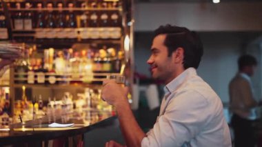 Eski usulde gülümseyen akıllı adam kokteyl içerken, barmen de özel içkiler hazırlıyor. Cuma gecesi lüks bir gişede, gece kulübünde, canlı bir içecekle servis yapmak için sallanıyor. Vinosity.