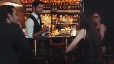 Lüks bir gece kulübünde arkadaşlarıyla birlikte gazoz içen güzel bir kadına odaklanıyor. Zeki barmen, canlı bir gece partisi atmosferinde harika bir içecek menüsü sağlıyor. Vinosity.