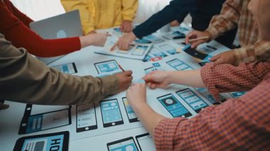 Canlı bir beyin fırtınası, uygulama tasarımları, modelleme arayüzleri ve işbirlikçi yaratıcılığı tartışan çeşitli bireylerle gerçekleşiyor. SACTR