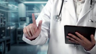 Akıllı doktorun tablet tutmasına ve laboratuvarda bulanık bir geçmişi olan beyin hologramını tutmasına yakın çekim. Sağlık çalışanı beyin ameliyatına hazırlanıyor. Nörolojik bilim tasarımı. İyileştirici.