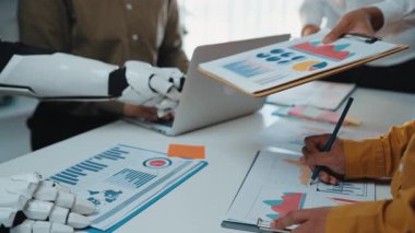 Hareketli bir iş yerinde, profesyonel bir ortak ve zeki bir asistan, veri analizi sezgileri ve iş planlama için işbirlikçi stratejileri harmanlıyor. Noogenesis Yapay Zeka