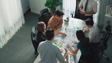 Proje planıyla masaya otururken bir grup farklı takım planlama stratejisi. Zeki iş adamlarının beyin fırtınası ve ev yapımı için birlikte çalıştıklarının en üst düzey görüntüsü. Hizalama.