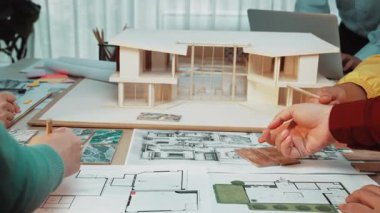 Profesyonellerin bir model ve planlar da dahil olmak üzere mimari tasarım ile uğraştıkları, takım çalışmasını ve yaratıcılığı destekleyen dinamik bir çalışma alanı. SACTR