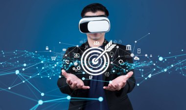 Sanal gerçeklik teçhizatı giyen bir işadamı çevrimiçi pazarlama stratejilerini araştırıyor, bağlantı, yenilik ve iş dünyasındaki seyirci katılımını temsil eden dijital simgeleri sergiliyor. XDMCP