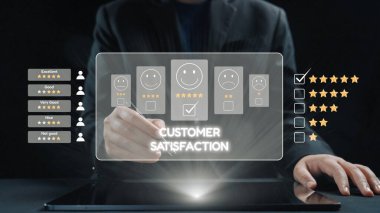 Profesyonel bir oyuncu, müşteri memnuniyeti geri bildirimi ile dijital arayüzü gösterir, reytingler ve çeşitli gülen yüz simgeleriyle. Modern teknoloji etkileşimine odaklan. Dörtgen