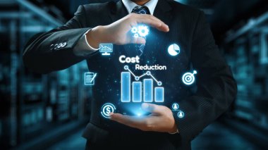 Bir iş adamı dijital simgeler ve veri görselleştirmesi kullanarak yenilikçi maliyet azaltma stratejileri sunar. Konferansta analiz, performans ve mali başarı üzerinde duruldu. Dörtgen