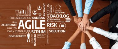 Agile Scrum metodolojisi üzerinde birlikte çalışan, proje yönetiminde işbirliği sergileyen ve takımlarda yenilik ve verimliliği teşvik eden ellerin görsel teması. Dostluk