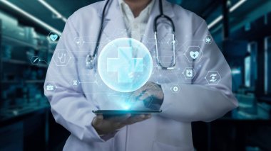 Tıbbi haç hologramına işaret ederken elinde tablet olan profesyonel doktorlara yaklaş. Pratisyen hünerli pratisyen hekim tedavi ve tıbbi araştırma için hazırlık yapıyor. İyileştirici.