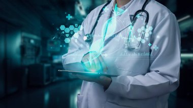 Elinde DNA hologramıyla tablet tutan yetenekli bir tıp çalışanına yaklaş. Hasta semptomlarını analiz etmek için profesyonel doktor DNA örneği veya genetik materyal. Teknoloji yeniliği. İyileştirici.