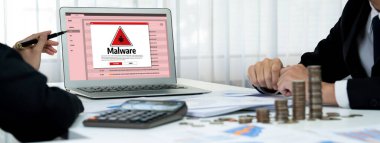 Siber saldırı konsepti. Bilgisayar ekranında görülen kötü amaçlı yazılım uyarısı ve bilgisayar sisteminde veya çevrimiçi sunucuda kaldırılacak tehdit algılaması.