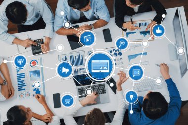 Çeşitli bir ekibin görsel ve verilerle iş stratejilerini işbirliği içinde analiz ettiği tepeden tırnağa bir bakış açısı. Etkili karar verme mekanizması için takım çalışmasını vurguluyor. Dostluk