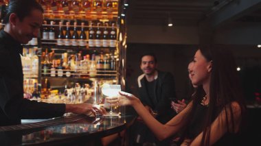 Barmen limonata ile süslenmiş votka kokteyli hazırlıyor. Lüks tezgah gece kulübü özel ekşi içkisine servis ediliyor. Şık gece hayatı miksoloji partisi veriliyor. Vinosity.