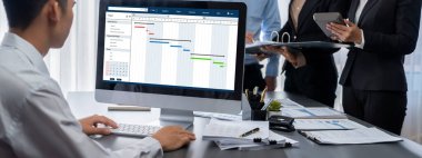 İş zekası ve veri analizi kavramı. Analizci ekibi laptop ekranında finansal veri analizi üzerinde çalışıyor. Etkili iş stratejik planlama için pazarlama göstergesi olarak. İçgörü