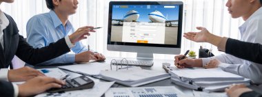 İş zekası ve veri analizi kavramı. Analizci ekibi laptop ekranında finansal veri analizi üzerinde çalışıyor. Etkili iş stratejik planlama için pazarlama göstergesi olarak. İçgörü