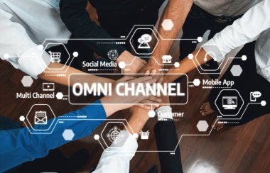 Sosyal medya ve mobil uygulama teknolojilerini vurgulayan simgelerle bir omni kanal stratejisinde işbirliğini temsil eden birden fazla elin biraraya geldiği üst düzey bir görüntü. Dostluk
