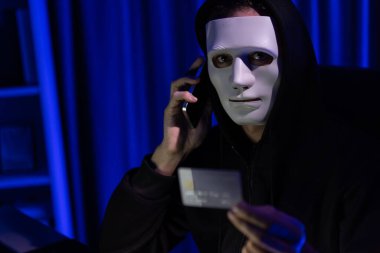 Kredi kartı sahibini arayıp gizli bilgilerle tehdit etmek için beyaz suçlu maskesi. Tüm veritabanları, güvenlik ihlali yapmaya çalışarak şifre şifreleme yapmak için. Bireysel.