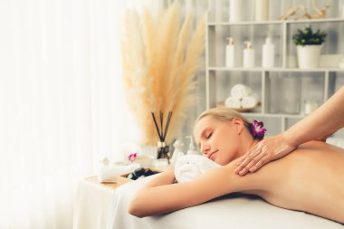 Kafkasyalı kadın müşteri stres önleyici spa masajının keyfini çıkarıyor ve lüks otel ya da oteldeki gündüz açık ortam güzellik salonunda güzellik teniyle eğleniyor. Sessiz.