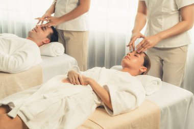 Kafkasyalı çift stres önleyici kafa masajının keyfini çıkarıyor ve lüks otellerde ya da otel spa salonlarında gündüz kaplıcalarında yüz güzelliği eğlencelerini şımartıyor. Sessiz.