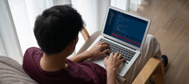 Model uygulama ve program kodlaması için bilgisayar ekranında yazılım geliştirme programlama