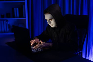 Beyaz suçlu anonim maskesi kodlama şifrelemesi yüklüyor. Programlama ile güvensiz mahremiyet sağlamaya çalışıyor. Bilgisayardan fidye için büyük bir veritabanı almaya çalışıyor. Bireysel.