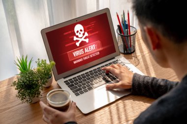 Bilgisayar ekranındaki virüs uyarısı mobil siber tehdit, hacker, bilgisayar virüsü ve kötü amaçlı yazılım tespit edildi